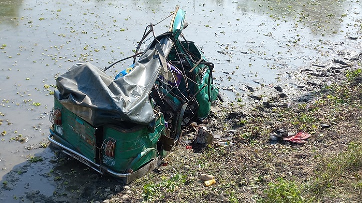 সিএনজিতে ট্রেনের ধাক্কায় বাবা -ছেলের মৃত্যু সিএনজিতে ট্রেনের ধাক্কায় বাবা -ছেলের মৃত্যু