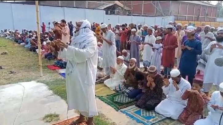 দিনাজপুরে তীব্র তাপদাহ থেকে মুক্তি এবং বৃষ্টির জন্য নামাজ আদায়