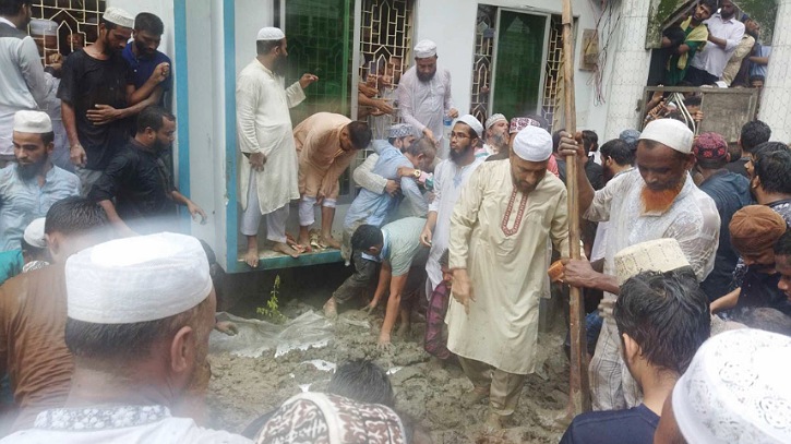 বড় ছেলের পাশে শায়িত হলেন দেলোয়ার হোসেন সাঈদী বড় ছেলের পাশে শায়িত হলেন দেলোয়ার হোসেন সাঈদী