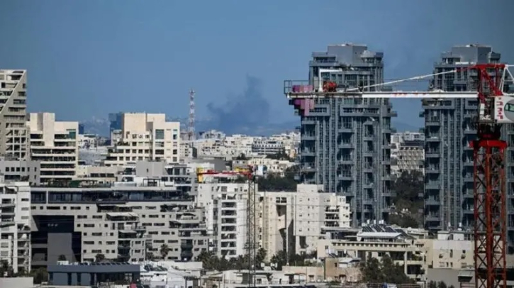 ইরানের হামলার পর তেল আবিবে বিস্ফোরণ, আকাশে ধোঁয়া