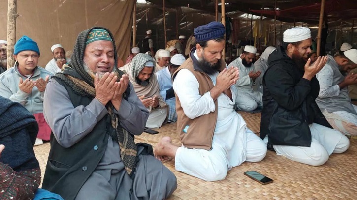 আখেরি মোনাজাতের মধ্য দিয়ে শেষ হলো বিশ্ব ইজতেমা দ্বিতীয় পর্ব আখেরি মোনাজাতের মধ্য দিয়ে শেষ হলো বিশ্ব ইজতেমা দ্বিতীয় পর্ব