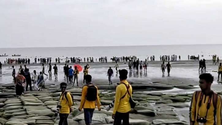 সরকারী ছুটির দ্বিতীয় দিনে কুয়াকাটা সৈকতে পর্যটকদের ঢল