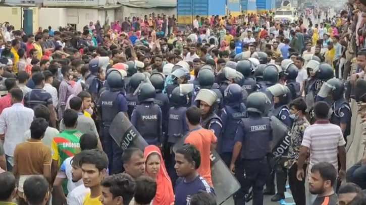 গাজীপুরে মহাসড়ক অবরোধ, টিয়ার শেল নিক্ষেপ গাজীপুরে মহাসড়ক অবরোধ, টিয়ার শেল নিক্ষেপ