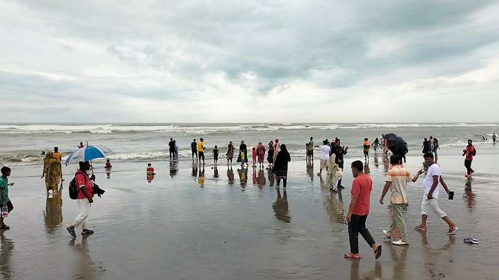 ঘুর্ণিঝড় ‘হামুন`র প্রভাব, উত্তাল সাগর থেমে থেমে বৃষ্টি