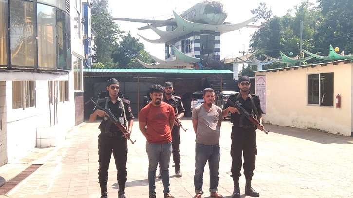 আগ্নেয়াস্ত্র নিয়ে আরসা`র টর্চার সেলের প্রধানসহ গ্রেফতার ২ আগ্নেয়াস্ত্র নিয়ে আরসা`র টর্চার সেলের প্রধানসহ গ্রেফতার ২