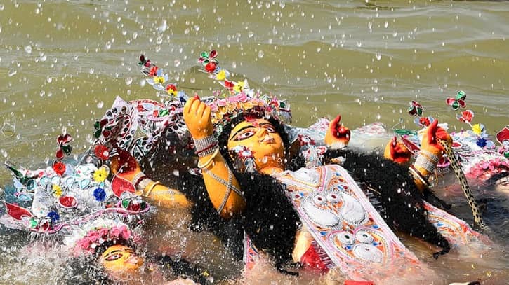রাজধানীর ৩৩ পয়েন্টে প্রতিমা বিসর্জন, নিরাপত্তায় ১৬ হাজার পুলিশ