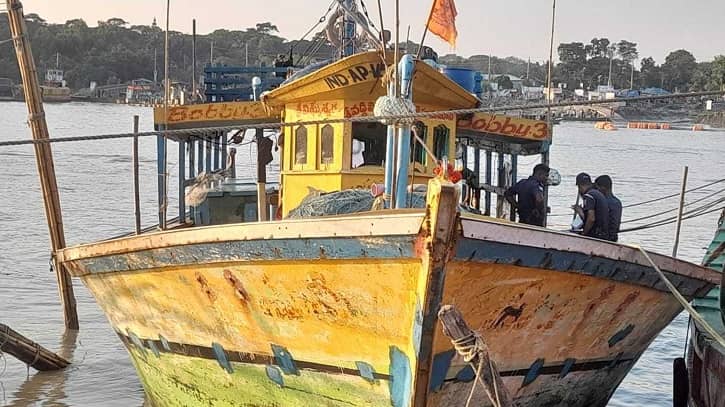 বঙ্গোপসাগরে ভারতীয় ট্রলারসহ ৯ জেলে আটক, কারাগারে প্রেরণ বঙ্গোপসাগরে ভারতীয় ট্রলারসহ ৯ জেলে আটক, কারাগারে প্রেরণ