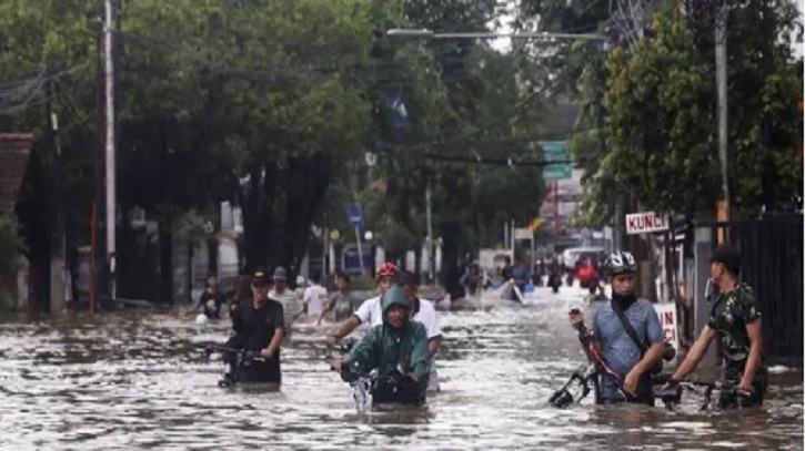 ইন্দোনেশিয়ার বালিতে এক ভয়াবহ বন্যায় কমপক্ষে ১৪ জনের মৃত্যু হয়েছে