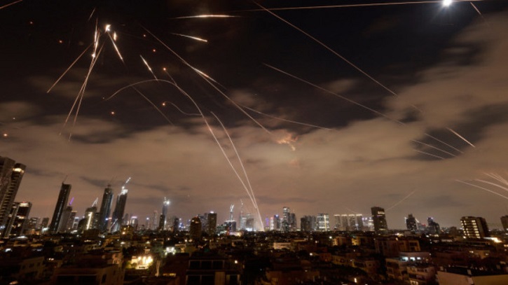 ইসরায়েলে ইরানের ব্যাপক ক্ষেপণাস্ত্র হামলা, সতর্ক সংকেত জারি