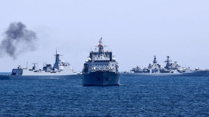 মার্কিন হুমকি উপেক্ষা করে হরমুজে ইরানের নৌ-মহড়া মার্কিন হুমকি উপেক্ষা করে হরমুজে ইরানের নৌ-মহড়া