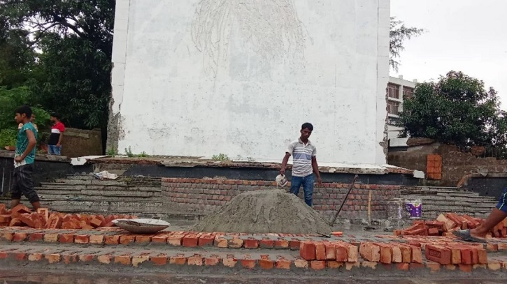 মুজিবের মুছে দেওয়া ম্যুরালের সামনে হচ্ছে জুলাই শহীদ স্মৃতিস্তম্ভ মুজিবের মুছে দেওয়া ম্যুরালের সামনে হচ্ছে জুলাই শহীদ স্মৃতিস্তম্ভ