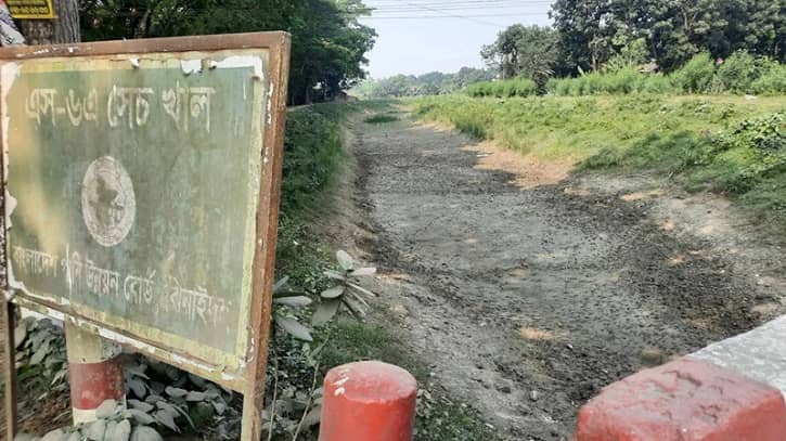 শুকিয়ে গেছে খাল, সেচ নিয়ে দুশ্চিন্তায় কৃষক