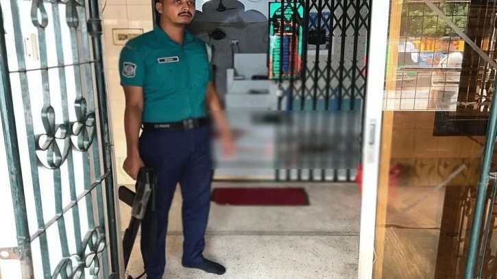 খুলনায় নামাজের সময় মসজিদে ঢুকে গুলি, দুই জনের অবস্থা আশঙ্কাজনক 