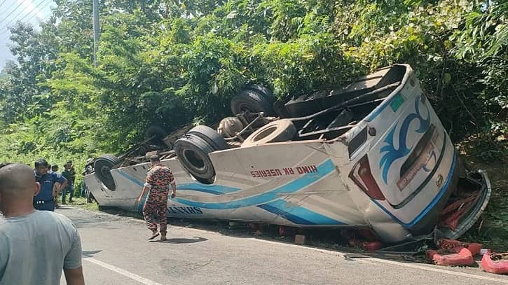 খাগড়াছড়িতে বাস উল্টে প্রাণ গেল দুজনের, আহত ১২ খাগড়াছড়িতে বাস উল্টে প্রাণ গেল দুজনের, আহত ১২