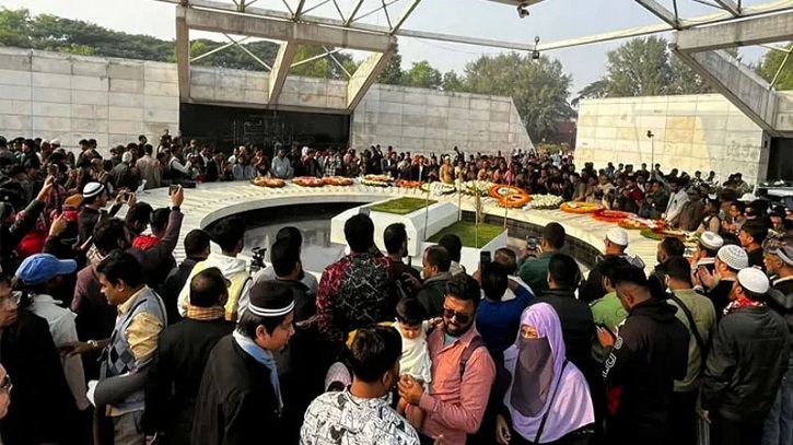 জুমার পর খালেদা জিয়ার কবর জিয়ারত করতে মানুষের ভিড়