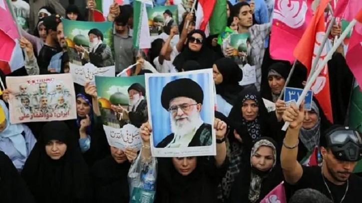 খামেনির মৃত্যুতে ইরানে একদিকে শোক, অন্যদিকে আনন্দ করছে মানুষ