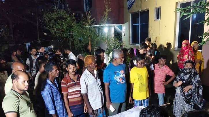 ‘দেশি মদ` পানের পর ৫ জনের মৃত্যু, খুলনায় চাঞ্চল্য ছড়িয়ে পড়েছে ‘দেশি মদ` পানের পর ৫ জনের মৃত্যু, খুলনায় চাঞ্চল্য ছড়িয়ে পড়েছে