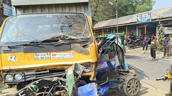 কাভার্ড ভ্যানের ধাক্কায় ২ যাত্রী নিহত কাভার্ড ভ্যানের ধাক্কায় ২ যাত্রী নিহত
