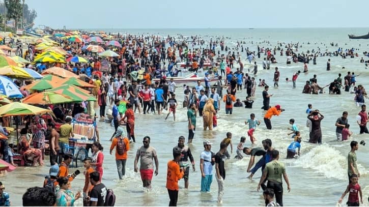 দুর্গাপূজার টানা ছুটিতে কুয়াকাটায় পর্যটকের ঢল