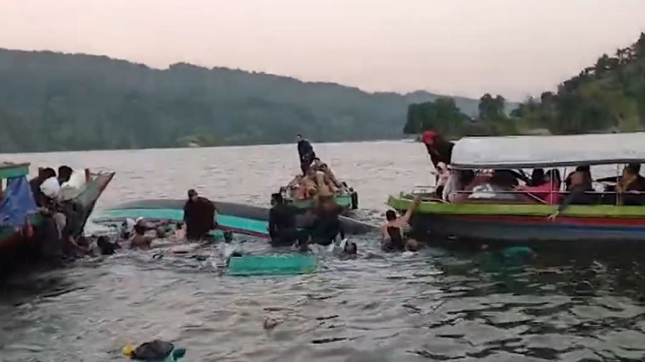 কাপ্তাই হ্রদে পর্যটকবাহী নৌকা ডুবি