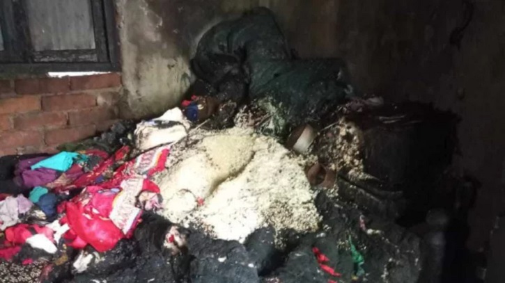 স্ত্রী-সন্তানদের ঘরে আগুন দিলেন বাবা, দুই শিশুর মৃত্যু স্ত্রী-সন্তানদের ঘরে আগুন দিলেন বাবা, দুই শিশুর মৃত্যু