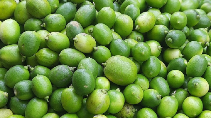 বাজারে কৃত্রিম সংকট, রাজধানীতে লেবুর হালি ১২০ টাকা