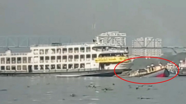 বুড়িগঙ্গায় বাল্কহেডের ওপর উঠে পড়ল যাত্রীবাহী লঞ্চ বুড়িগঙ্গায় বাল্কহেডের ওপর উঠে পড়ল যাত্রীবাহী লঞ্চ