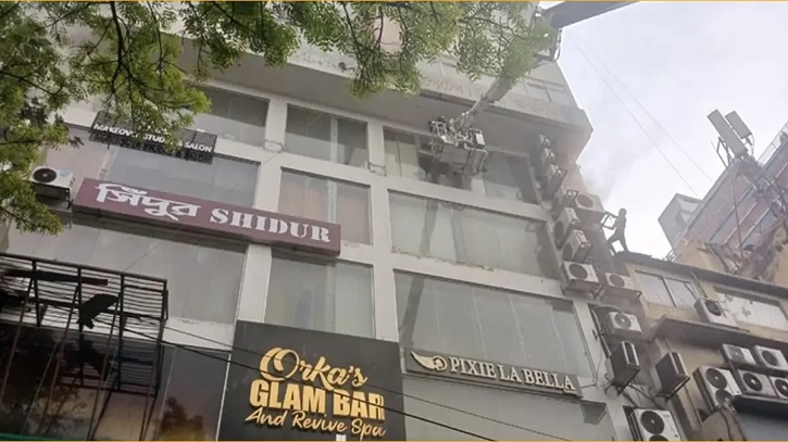 মিরপুরে বহুতল ভবনে আগুন, আটকেপড়া চারজনকে উদ্ধার