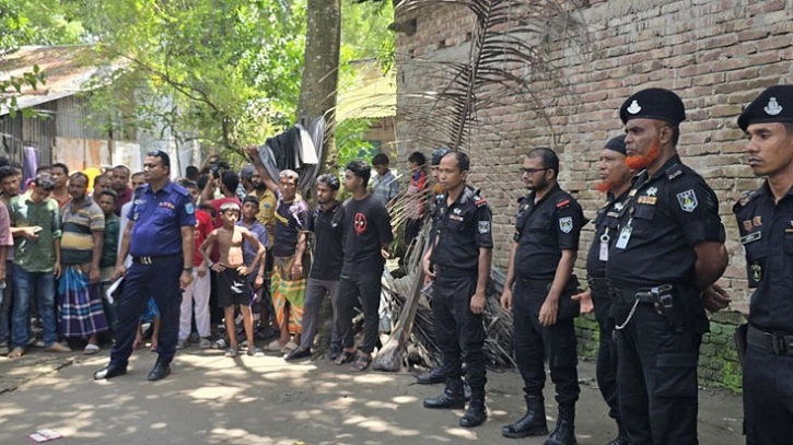 মহিলা মাদরাসায় ককটেল বিস্ফোরণ, আহত ৫ শিক্ষার্থী