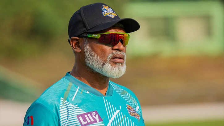 মাঠে লুটিয়ে পড়ে মারা গেলেন ঢাকা ক্যাপিটালসের কোচ জাকি