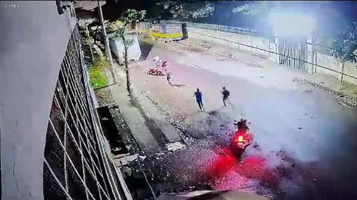 শীর্ষ সন্ত্রাসী মামুনের মাইক্রোবাস থামিয়ে গুলি, আহত তিন শীর্ষ সন্ত্রাসী মামুনের মাইক্রোবাস থামিয়ে গুলি, আহত তিন