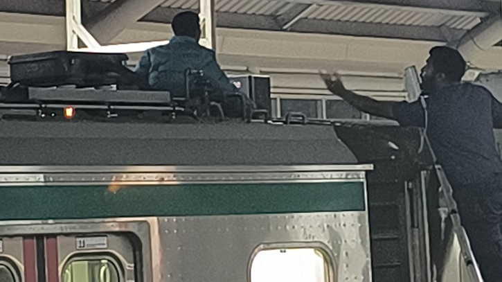 মেট্রোরেলের ছাদে দুই ব্যক্তি, ট্রেন চলাচল বন্ধ 