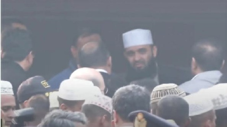 খালেদা জিয়ার কফিন কাঁধে তুলে নিলেন মিজানুর রহমান আজহারী