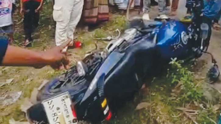 মোটরসাইকেল নিয়ন্ত্রণ হারিয়ে পিকআপের নিচে, নিহত ৩