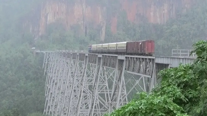 বিস্ফোরণ ঘটিয়ে ঐতিহাসিক রেলসেতু উড়িয়ে দিলো মিয়ানমারের বিদ্রোহীরা বিস্ফোরণ ঘটিয়ে ঐতিহাসিক রেলসেতু উড়িয়ে দিলো মিয়ানমারের বিদ্রোহীরা