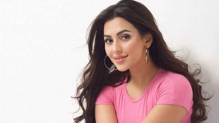 `প্রত্যেক মেয়ের মধ্যে একজন হাসিনা আছে` `প্রত্যেক মেয়ের মধ্যে একজন হাসিনা আছে`