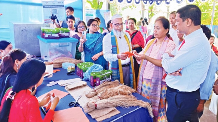 কলাগাছের আঁশ থেকে পরিবেশবান্ধব স্যানিটারি ন্যাপকিন কলাগাছের আঁশ থেকে পরিবেশবান্ধব স্যানিটারি ন্যাপকিন