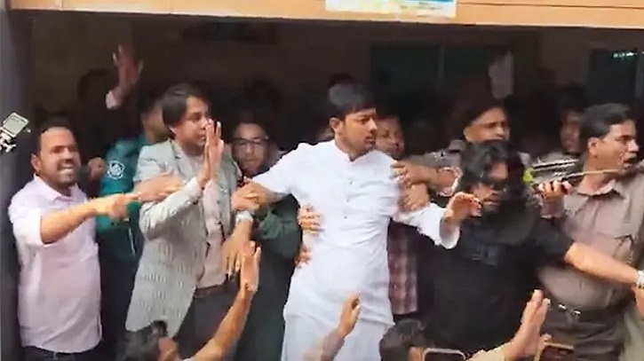 ভোটকেন্দ্রে তোপের মুখে নাসীরুদ্দীন পাটওয়ারী, ‘ভুয়া ভুয়া’ স্লোগান