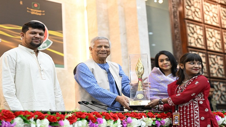 `নতুন কুঁড়ি`র বিজয়ীদের হাতে পুরস্কার তুলে দিলেন প্রধান উপদেষ্টা