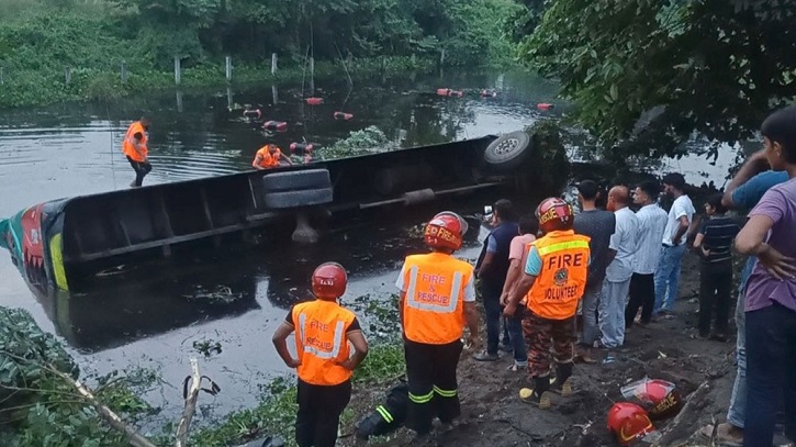 নারায়ণগঞ্জে বাস উল্টে খাদে, নারী-শিশুসহ আহত ১০ নারায়ণগঞ্জে বাস উল্টে খাদে, নারী-শিশুসহ আহত ১০