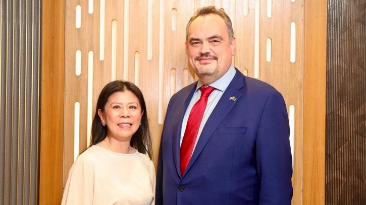 এমন একটি দেশে ফিরে আসতে পেরে আমি ও আমার স্ত্রী আনন্দিত