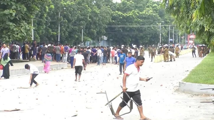 আইনশৃঙ্খলা বাহিনীর সঙ্গে শ্রমিকদের সংঘর্ষ, নিহত ১ আইনশৃঙ্খলা বাহিনীর সঙ্গে শ্রমিকদের সংঘর্ষ, নিহত ১