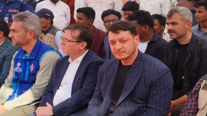 কক্সবাজারে প্রীতি ম্যাচে গোলের পর শরণার্থীদের সঙ্গে ইফতার করলেন ও