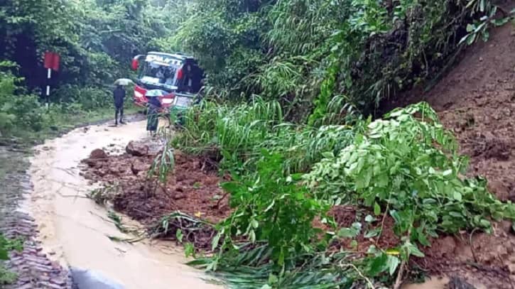 পাহাড় ধসে বাঘাইছড়ির সঙ্গে খাগড়াছড়ির যোগাযোগ বন্ধ পাহাড় ধসে বাঘাইছড়ির সঙ্গে খাগড়াছড়ির যোগাযোগ বন্ধ