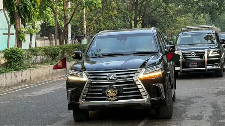 প্রথমবারের মতো প্রধানমন্ত্রী তারেক রহমানের গাড়িতে জাতীয় পতাকা