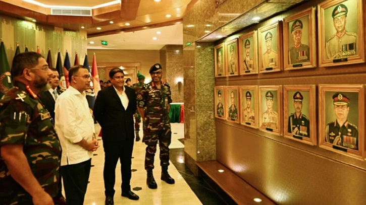 ঢাকা সেনানিবাসে যে ছবি দেখে থমকে দাঁড়ালেন প্রধানমন্ত্রী ঢাকা সেনানিবাসে যে ছবি দেখে থমকে দাঁড়ালেন প্রধানমন্ত্রী