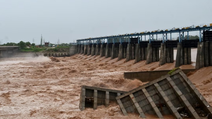চেনাব নদীর বাঁধ উড়িয়ে দিলো পাকিস্তান চেনাব নদীর বাঁধ উড়িয়ে দিলো পাকিস্তান