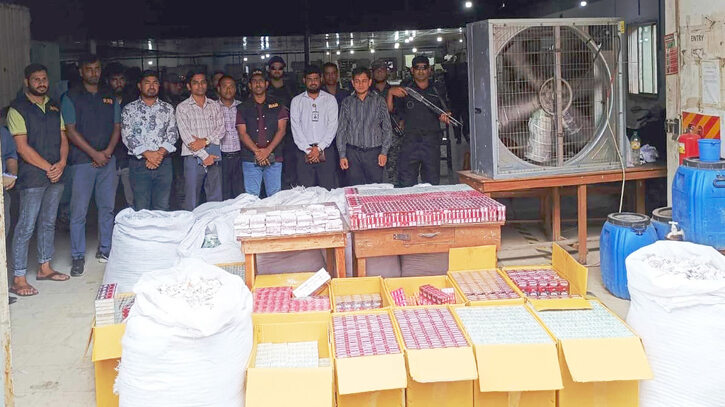 যৌথ বাহিনীর অভিযানে নারায়ণগঞ্জের রয়েল টোব্যাকো কোম্পানি সিলগালা যৌথ বাহিনীর অভিযানে নারায়ণগঞ্জের রয়েল টোব্যাকো কোম্পানি সিলগালা