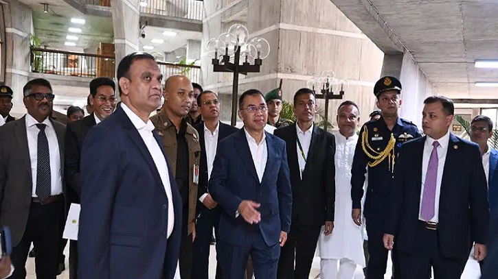 প্রথম অধিবেশনে যোগ দিতে সংসদ ভবনে প্রধানমন্ত্রী