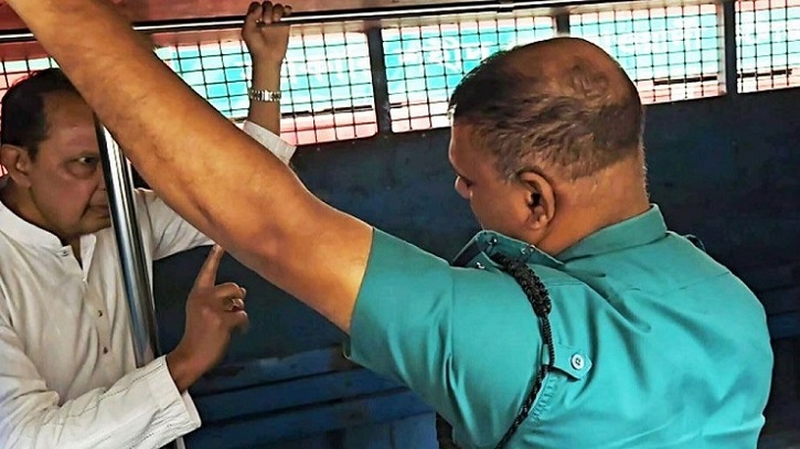 প্রিজন ভ্যানে দাঁড়িয়ে থাকা নিয়ে ইনুর সঙ্গে পুলিশ সদস্যের বাগবিতণ্ডা প্রিজন ভ্যানে দাঁড়িয়ে থাকা নিয়ে ইনুর সঙ্গে পুলিশ সদস্যের বাগবিতণ্ডা